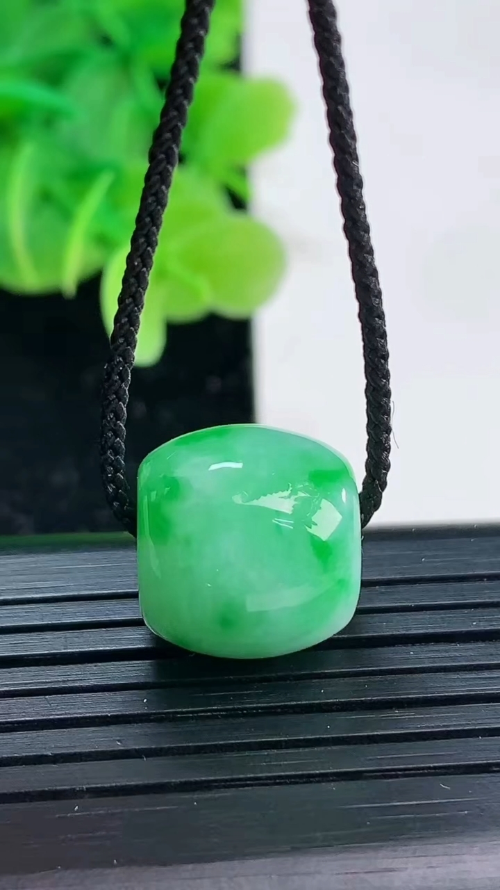 天然A货翡翠路路通吊坠尺寸14.3-13.1重量:5.41g
4月4日