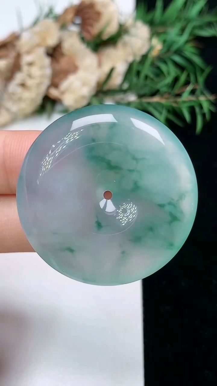 天然A货翡翠飘花平安扣吊坠，尺寸34.3-6.2，重量:14.63g
4月4日