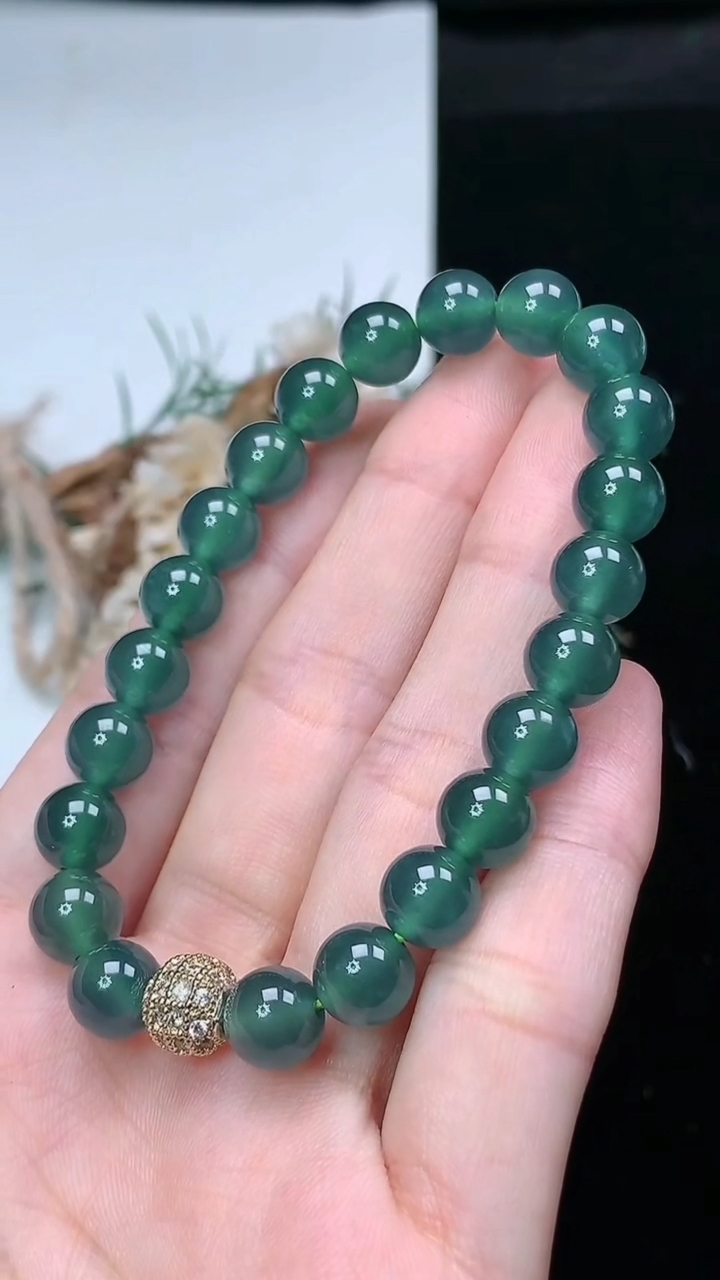 天然A货翡翠蓝水圆珠手串，尺寸8-22颗，重量:20.46g4月4日
工厂直销收藏佳品,种好水足，色泽均匀，有种有色，上手高大气！