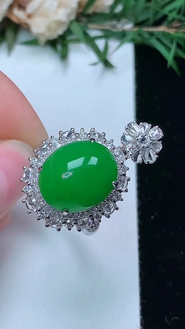 天然A货翡翠蛋面戒指 吊坠两用款，尺寸17.5-13.8-11.5，重量:7.76g2026年4月4