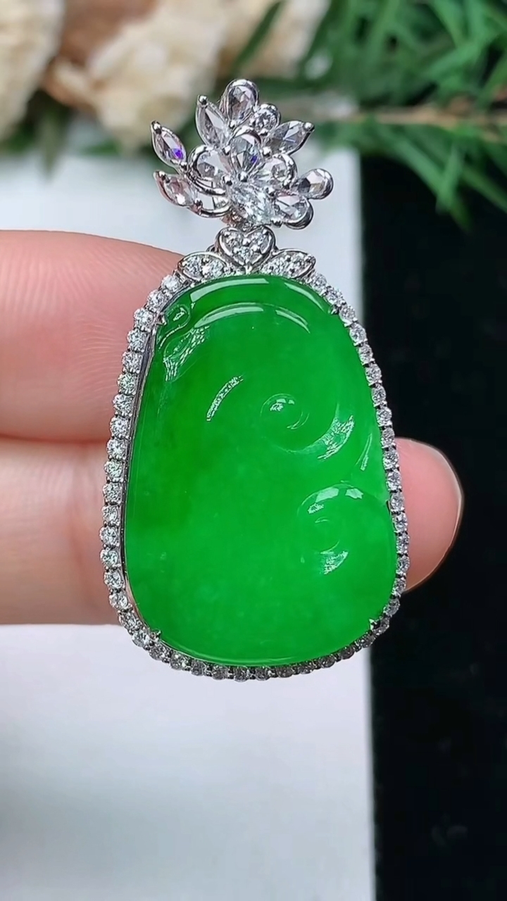 天然A货翡翠如意吊坠，尺寸36.2-18.8-8.3
4月4日