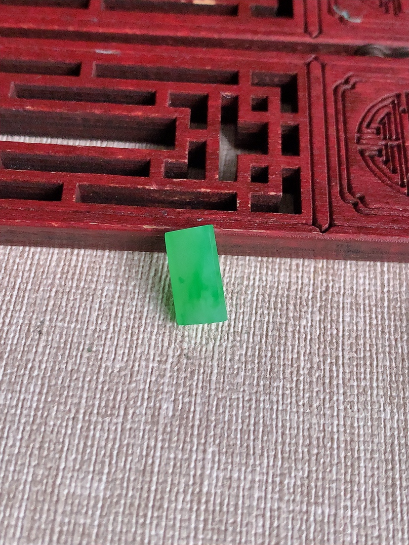 天然A货翡翠飘阳绿马鞍镶嵌件 
尺寸12.2-6.6-4.8mm 重量1.08g 0403