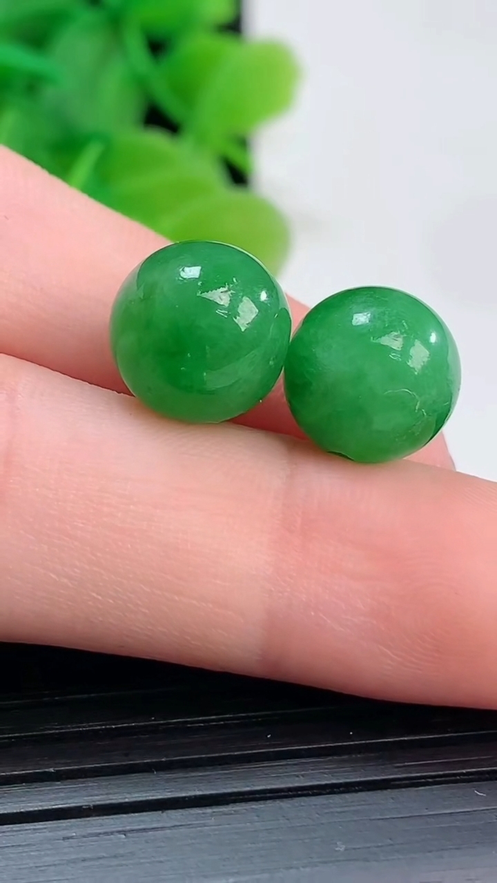 天然A货翡翠圆珠镶嵌件尺寸9.9重量:3.49g
4月4日
