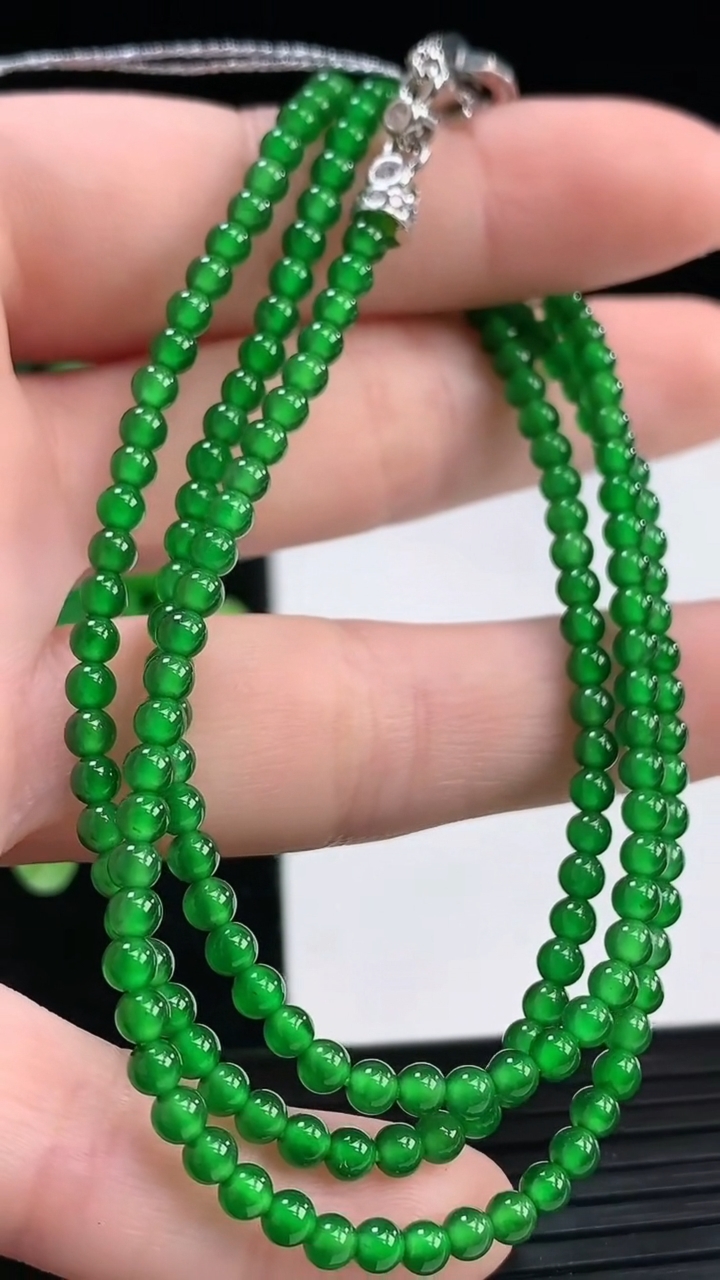 天然A货翡翠小米珠项链尺寸2.9-178颗重量:10.13g
4月4日