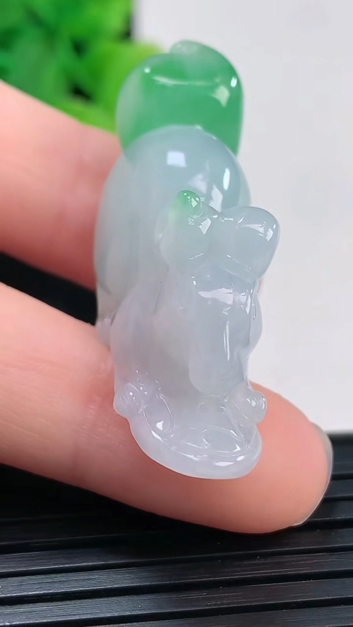 天然A货翡翠松鼠吊坠尺寸36.8-11.9-21.5重量:12.37g
4月4日