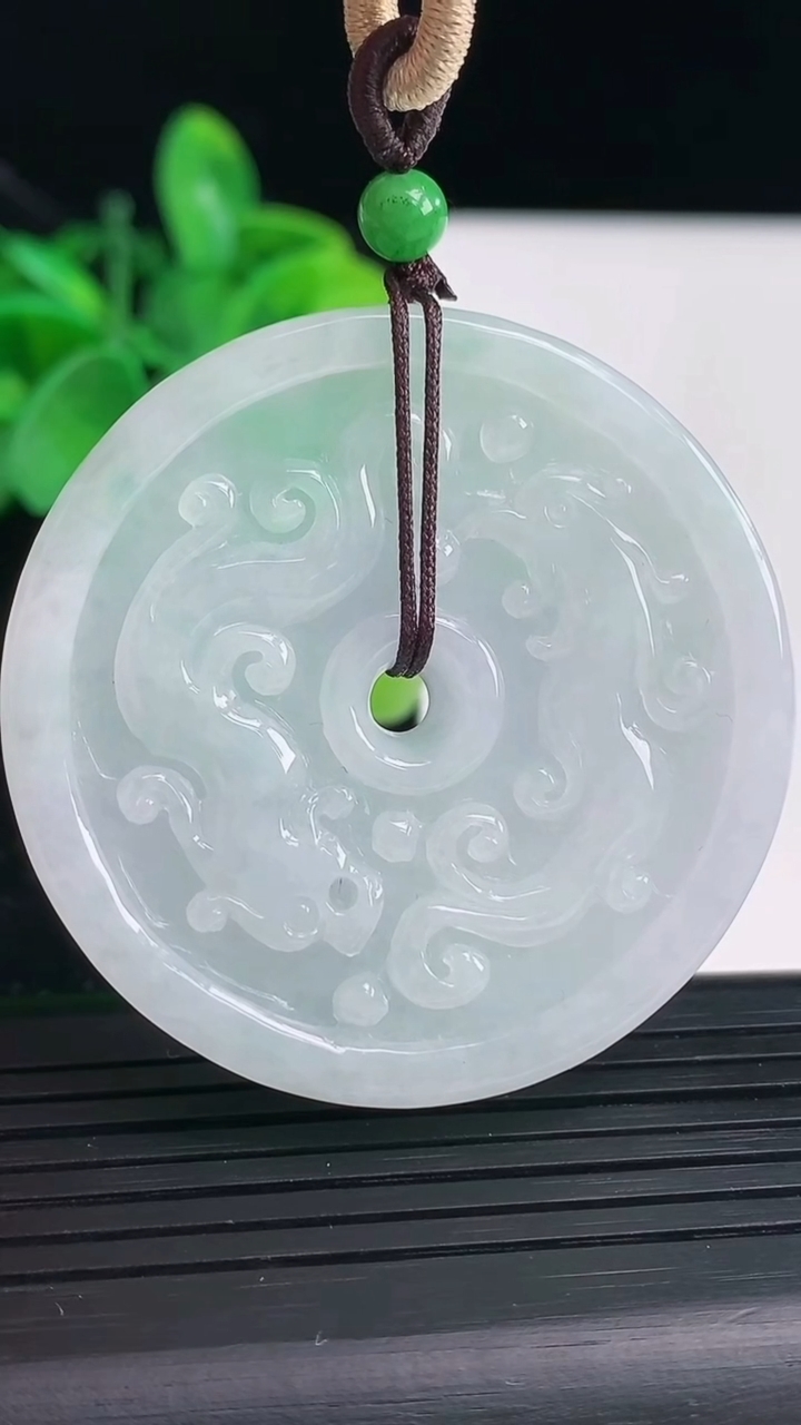 天然A货翡翠凤凰吊坠尺寸46.2-8.7重量:41.83g
4月4日