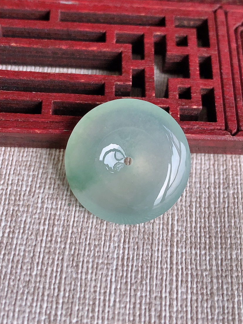 天然A货翡翠飘花平安扣吊坠 
尺寸22-5mm 重量5.04g 0404