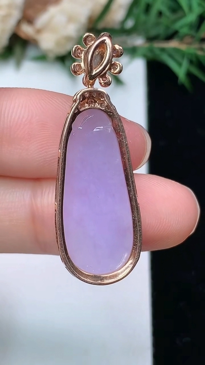 天然A货翡翠k金紫罗兰福瓜吊坠，尺寸36.2-12.3-5.9
4月4日