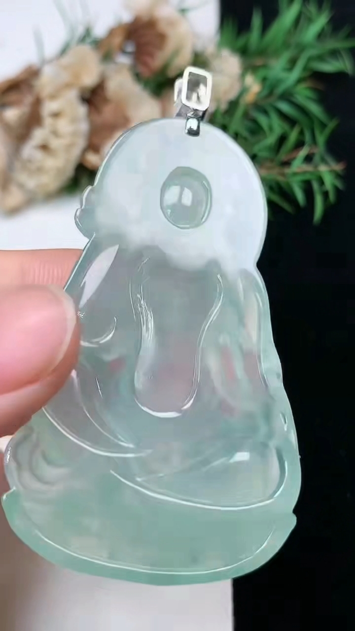 天然A货翡翠大势至观音菩萨吊坠，尺寸59.8-35.3-4.9，重量:20.74g
4月4日