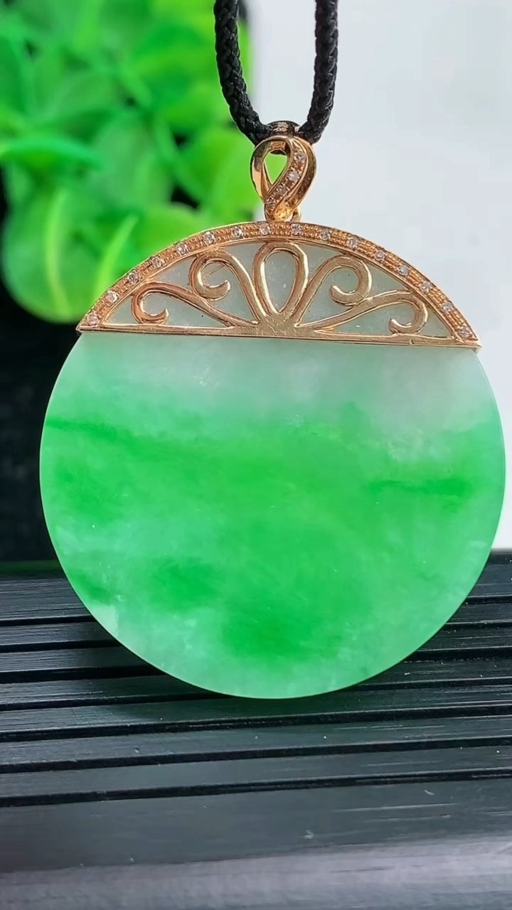 天然A货翡翠无事牌吊坠尺寸31.6-3.4重量:10.55g
4月4日