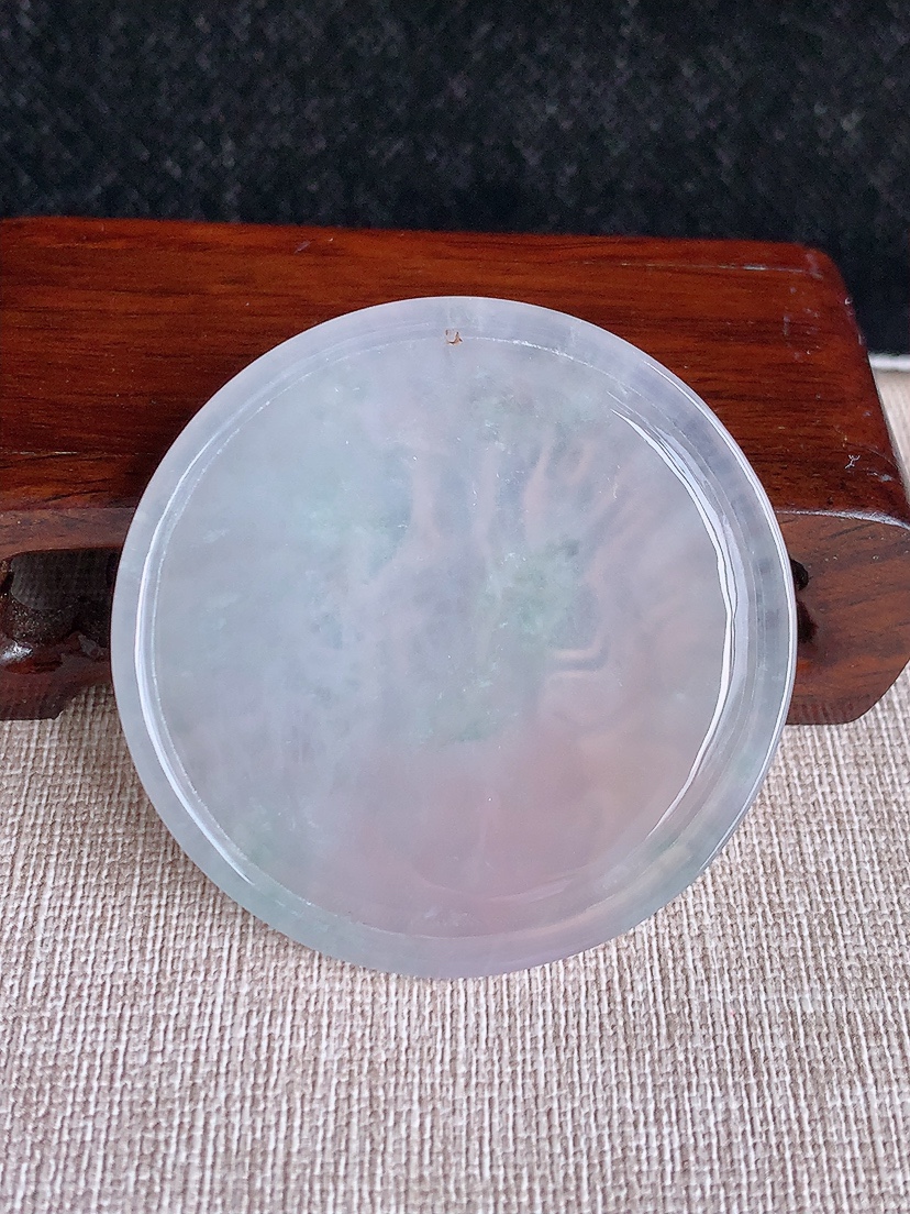 天然A货翡翠晴底千手观音吊坠 
尺寸51-5.6mm 重量27.66g 0404