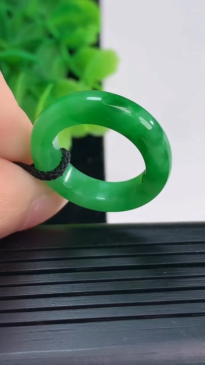 天然A货翡翠指环戒指尺寸16.4-5.3-3.8重量:4.03g2026年4月4日
工厂直销收藏佳品,种好水足，色泽均匀，有种有色，上手高大气！