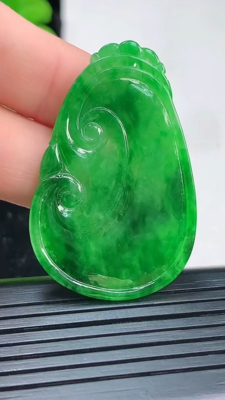 天然A货翡翠如意吊坠尺寸41.9-27.2-2.9重量:6.31g
4月4日