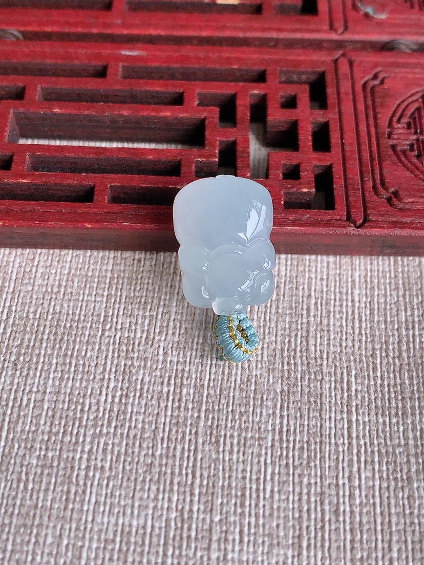 天然A货翡翠立体生肖猪福猪吊坠 
尺寸18-12.5-9mm 重量4.53g 0404