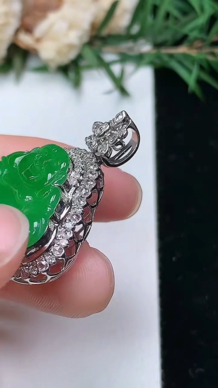 天然A货翡翠佛公吊坠，尺寸30.6-25.4-10.3
4月4日