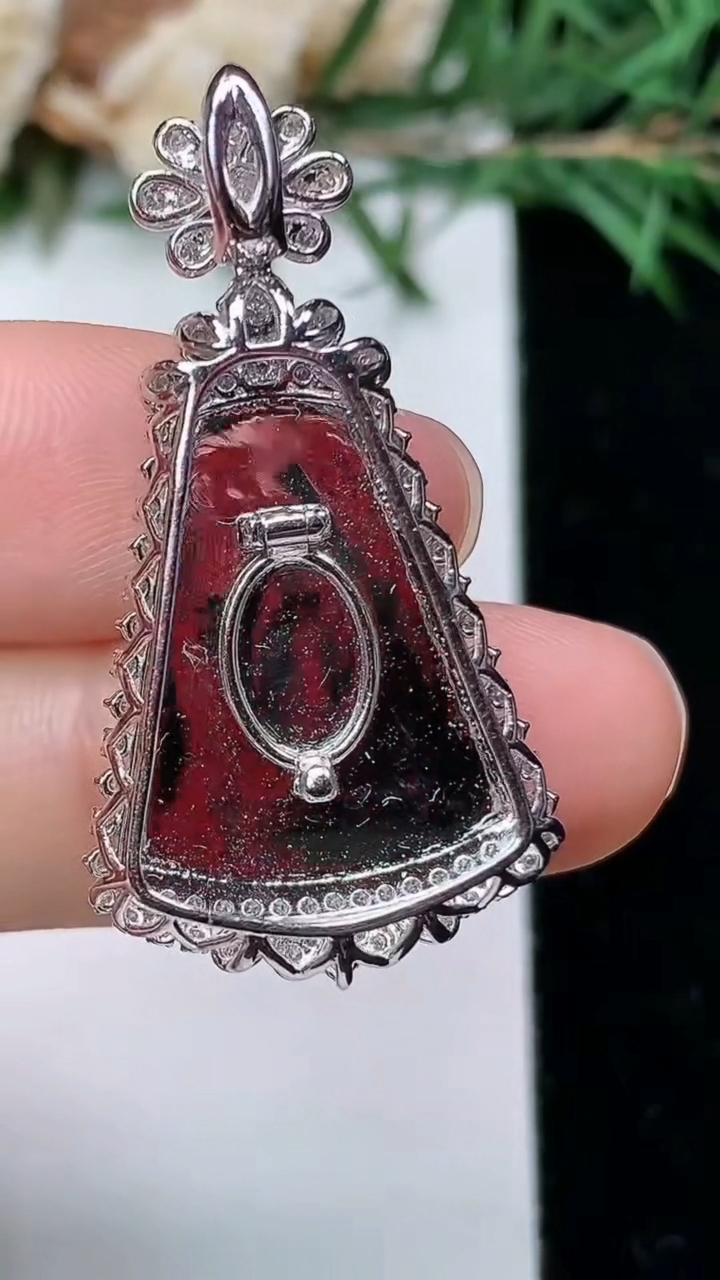 天然A货翡翠无事牌吊坠，尺寸35.9-18.8-8，裸石19.5-15.2，重量:5.12g
4月4日