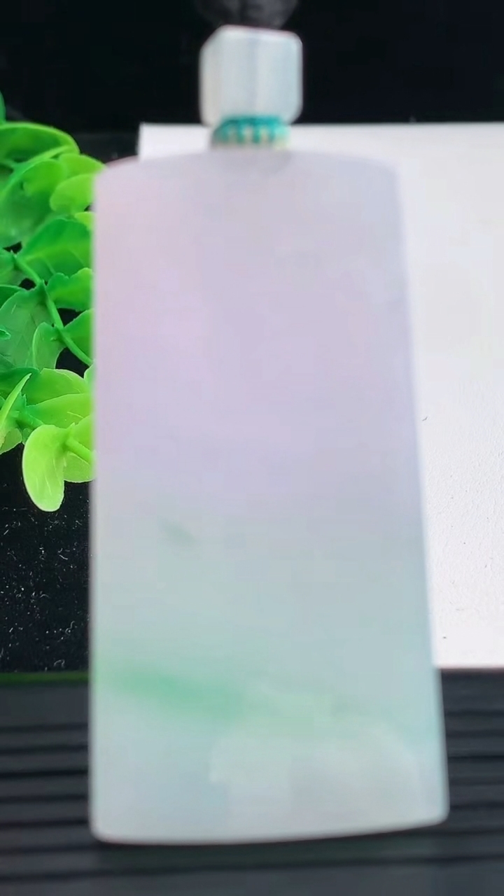 天然A货翡翠无事牌吊坠尺寸53.1-27.3-6.3重量:32.92g
4月4日