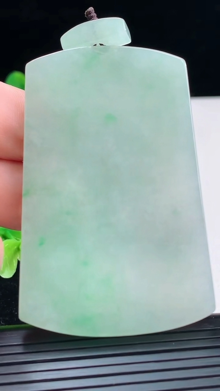 天然A货翡翠无事牌吊坠尺寸63.5-42.1-5.5重量:46.09g
4月4日