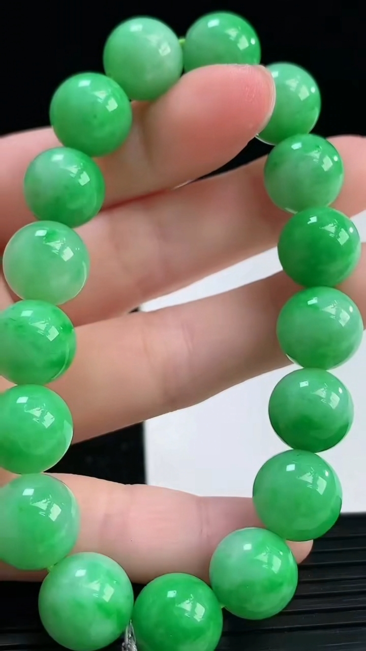 天然A货翡翠圆珠手串尺寸11-17颗重量:43.28g4月4日
工厂直销收藏佳品,种好水足，色泽均匀，有种有色，上手高大气！