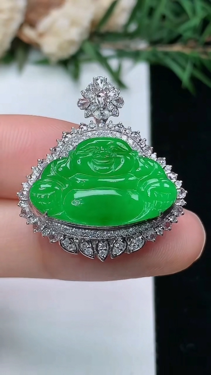 天然A货翡翠佛公吊坠，尺寸27.5-25-10，裸石12.9-20.8，重量:4.85g
4月4日