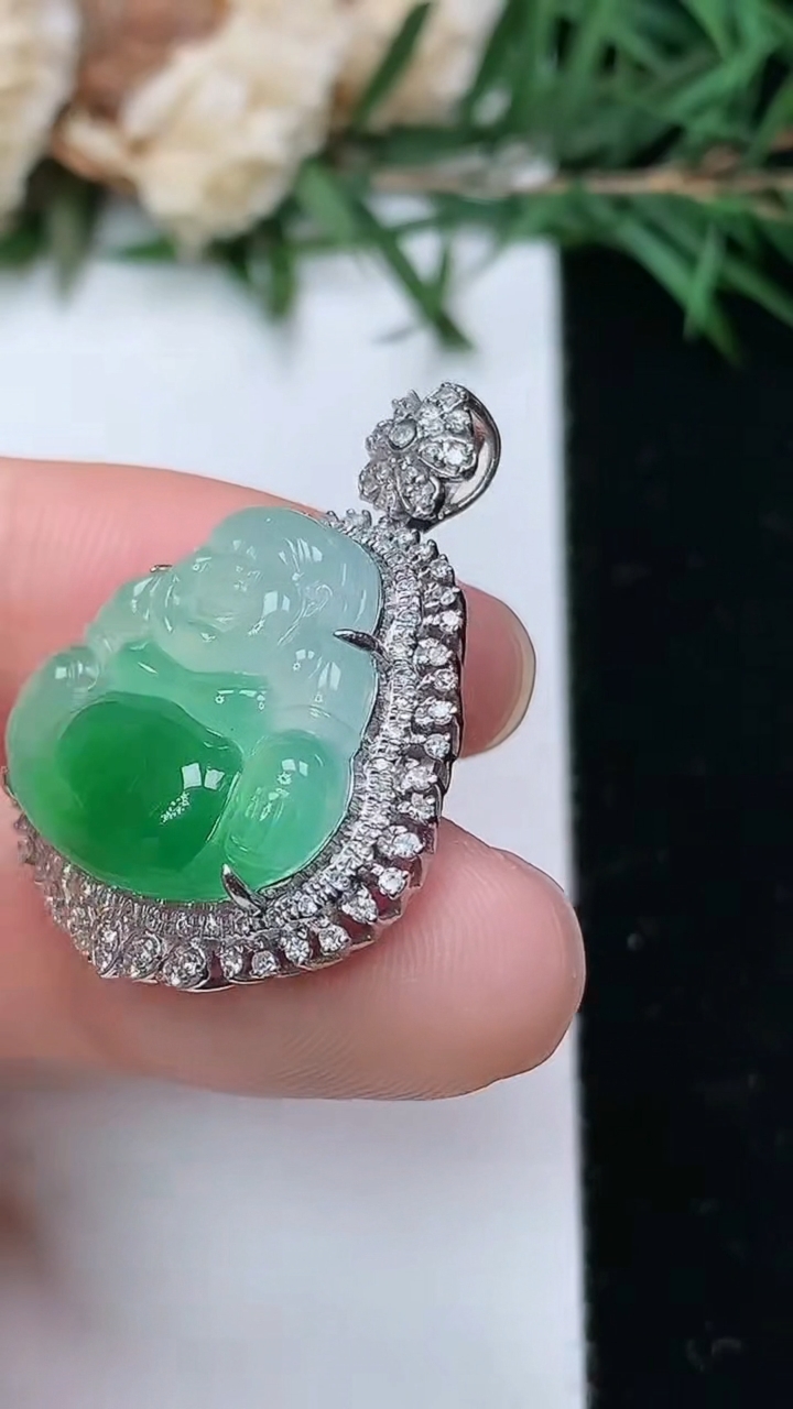 天然A货翡翠佛公吊坠，尺寸29.6-23.2-8.8，裸石17.5-18.7，重量:5.63g
4月4日