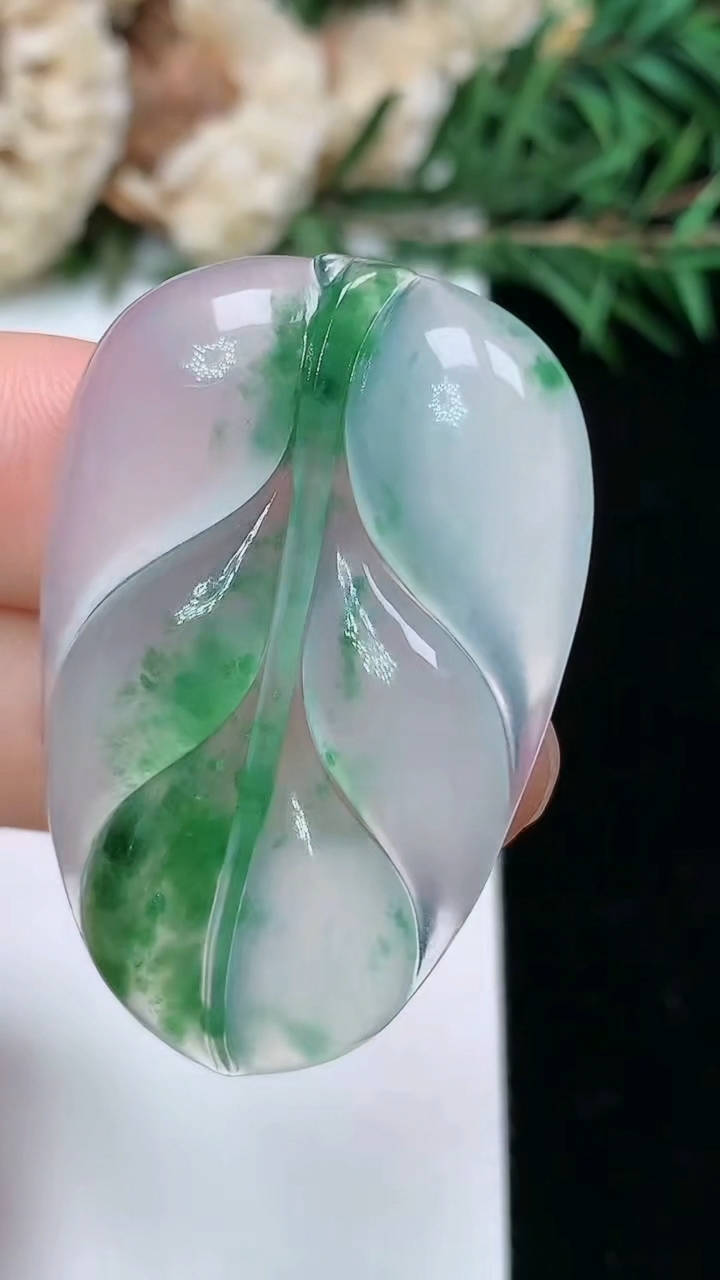 天然A货翡翠金枝玉叶 叶子镶嵌件，尺寸39.6-26-4.6，重量:8.66g
4月4日