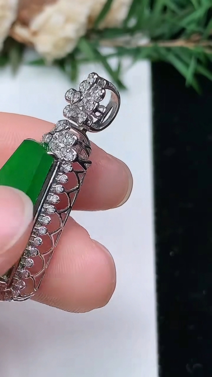 天然A货翡翠无事牌吊坠，尺寸35.9-18.8-8，裸石19.5-15.2，重量:5.12g
4月4日