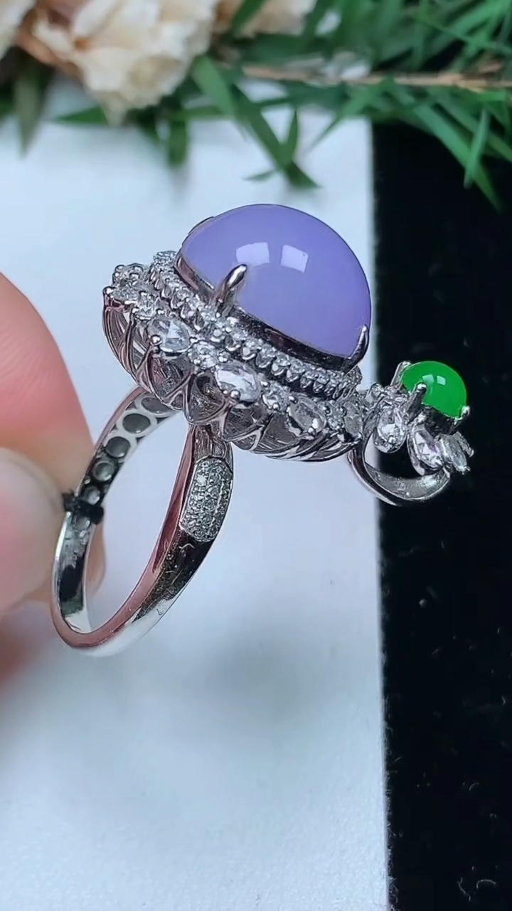 天然A货翡翠紫罗兰蛋面戒指 吊坠两用款，尺寸17.5-13.7-12.5，重量:9.10g2026年4月4日
工厂直销收藏佳品,种好水足，色泽均匀，有种有色，上手高大气！