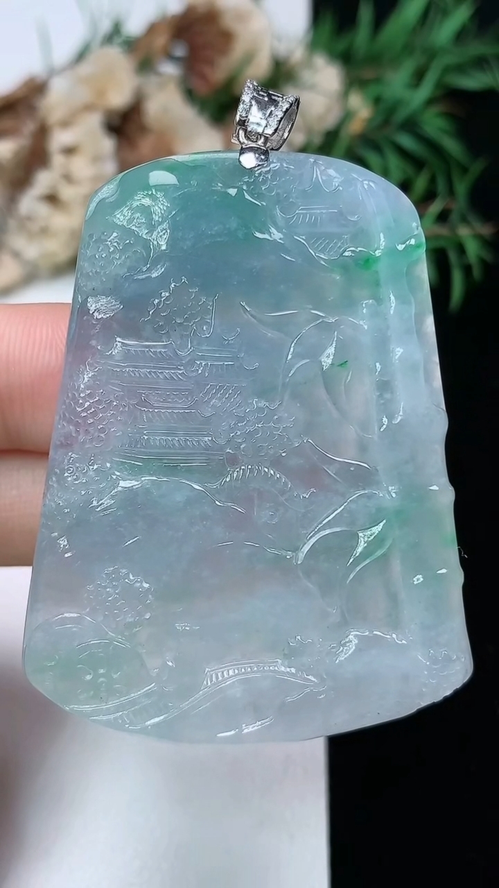 天然A货翡翠k金春带彩 紫罗兰山水牌吊坠，尺寸50.6-39.3-6.2，重量:29.29g
4月4