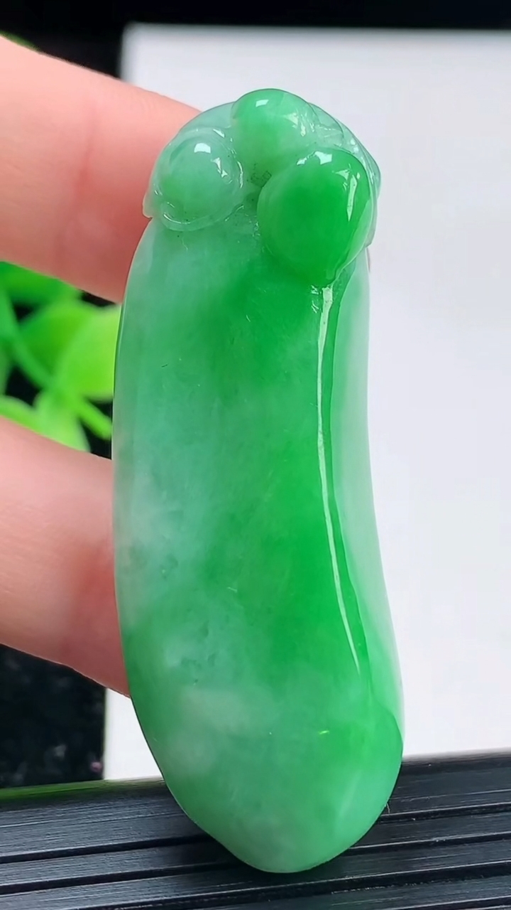 天然A货翡翠福瓜吊坠尺寸49.5-17.5-12.2重量:21.02g
4月4日