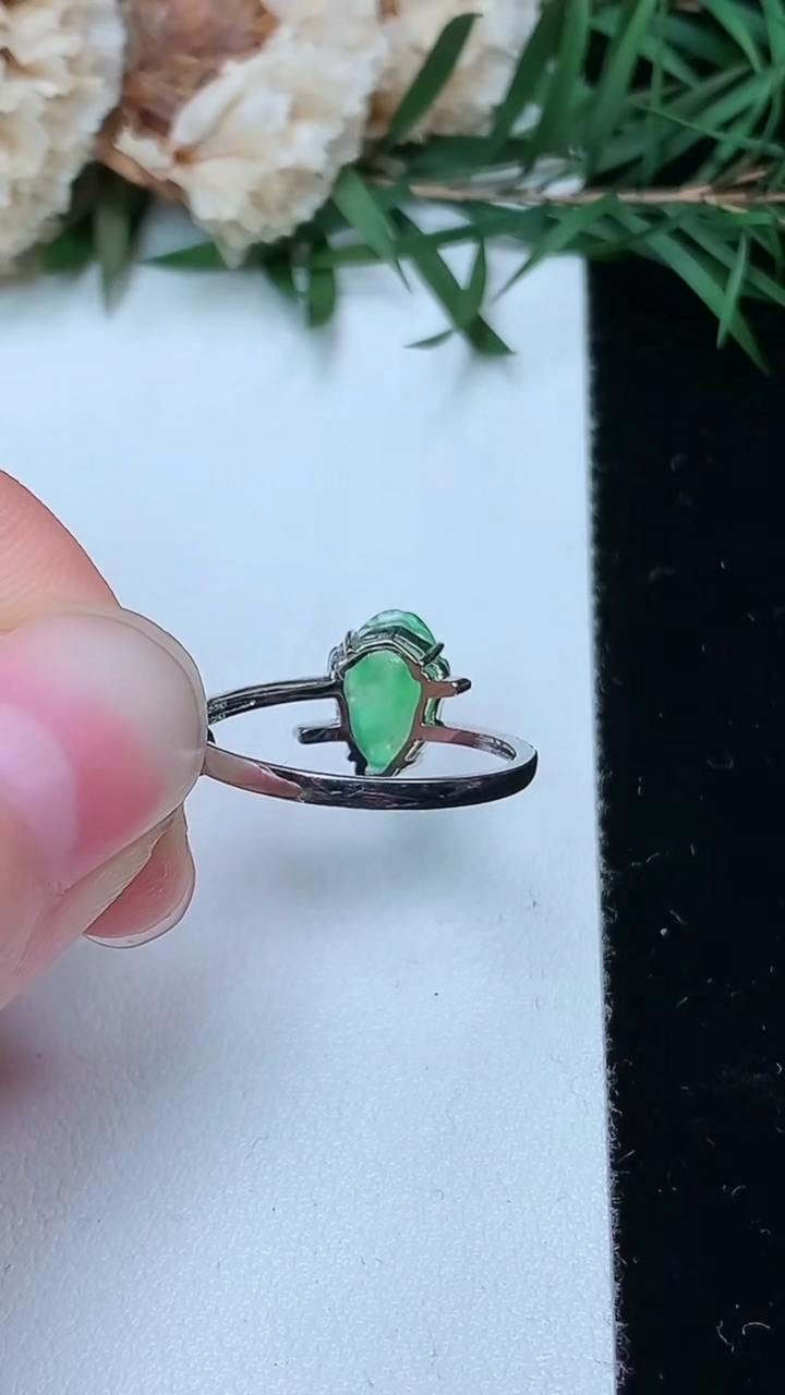天然A货翡翠金蟾戒指，尺寸16.9-9.5-6.8，重量:1.81g2026年4月4日
工厂直销收藏佳品,种好水足，色泽均匀，有种有色，上手高大气！