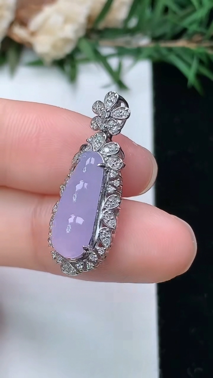 天然A货翡翠紫罗兰福豆吊坠，尺寸27-10.8-9，裸石15.5-6，重量:3.76g
4月4日