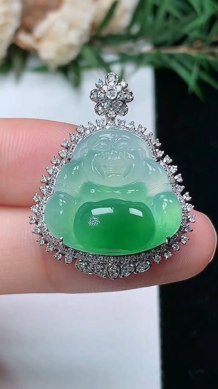 天然A货翡翠佛公吊坠，尺寸29.6-23.2-8.8，裸石17.5-18.7，重量:5.63g
4月