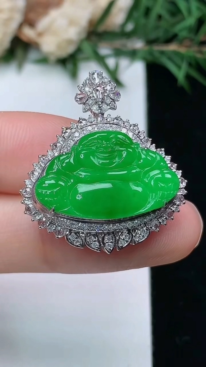 天然A货翡翠佛公吊坠，尺寸27.5-25-10，裸石12.9-20.8，重量:4.85g
4月4日