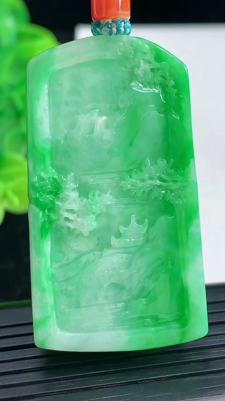 天然A货翡翠山水牌吊坠尺寸49.7-27.6-11.8重量:39.69g
4月4日