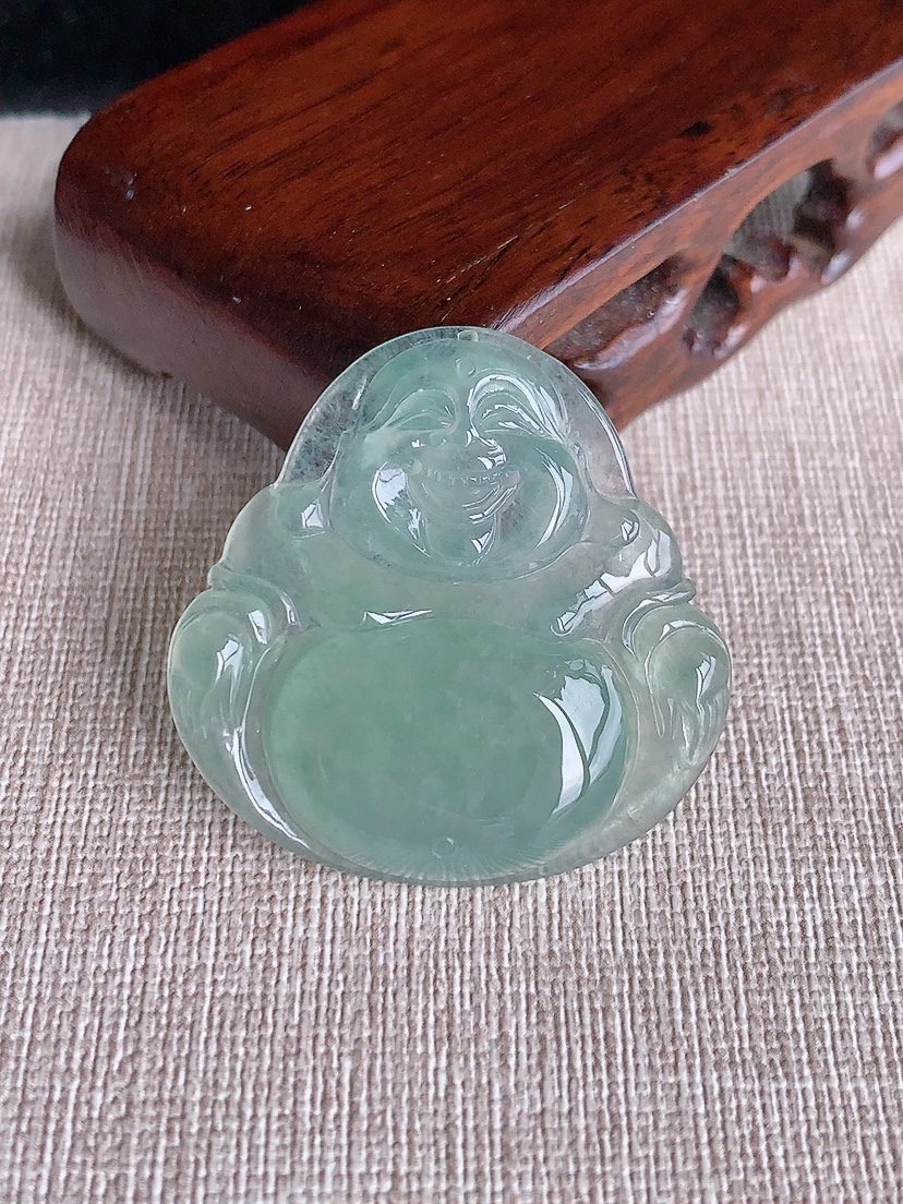 天然A货翡翠晴水佛公吊坠 
尺寸37.7-37.6-5.5mm 重量12.58g 0404