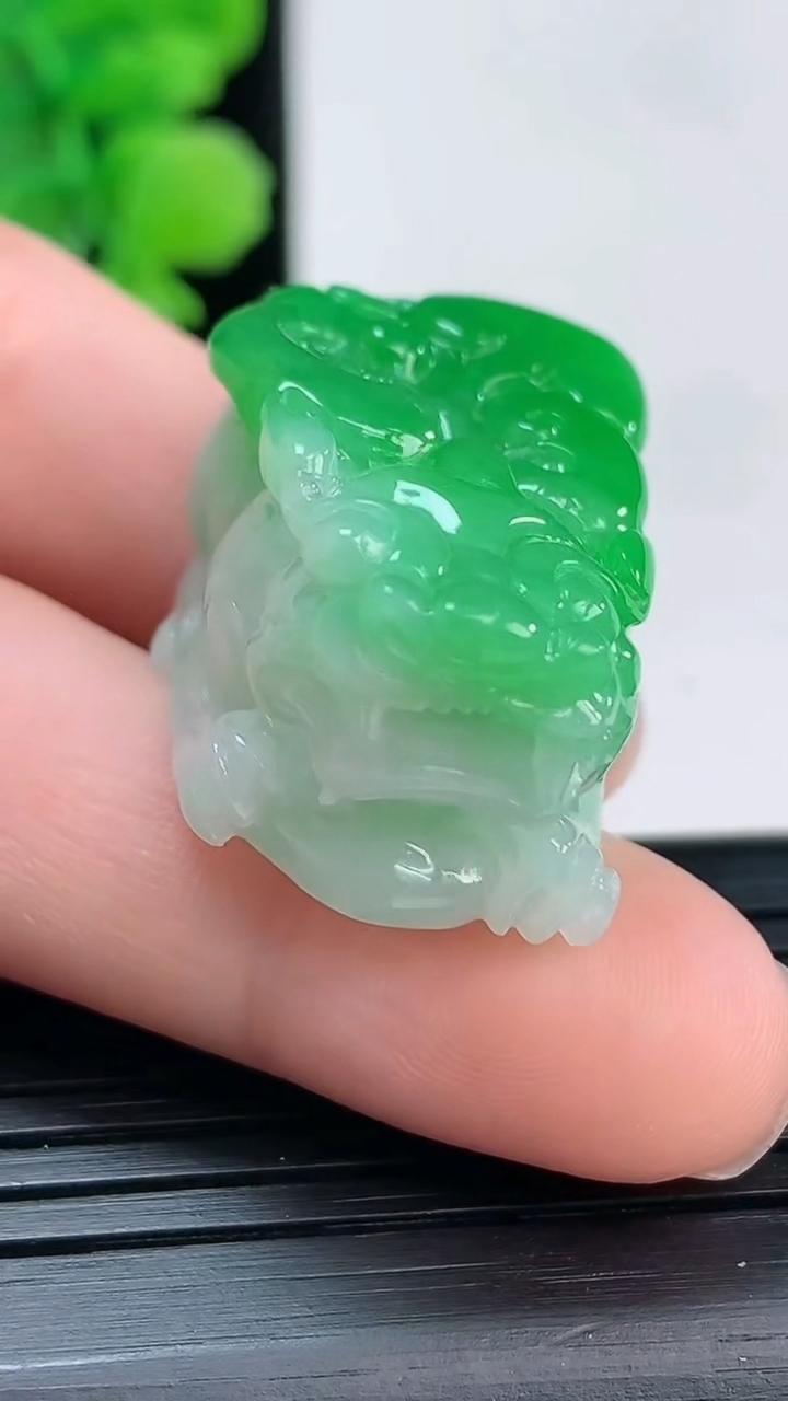 天然A货翡翠貔貅吊坠尺寸30.2-19.4-14重量:18.53g
4月4日