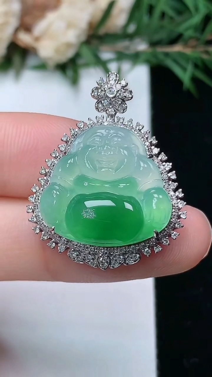 天然A货翡翠佛公吊坠，尺寸29.6-23.2-8.8，裸石17.5-18.7，重量:5.63g
4月4日