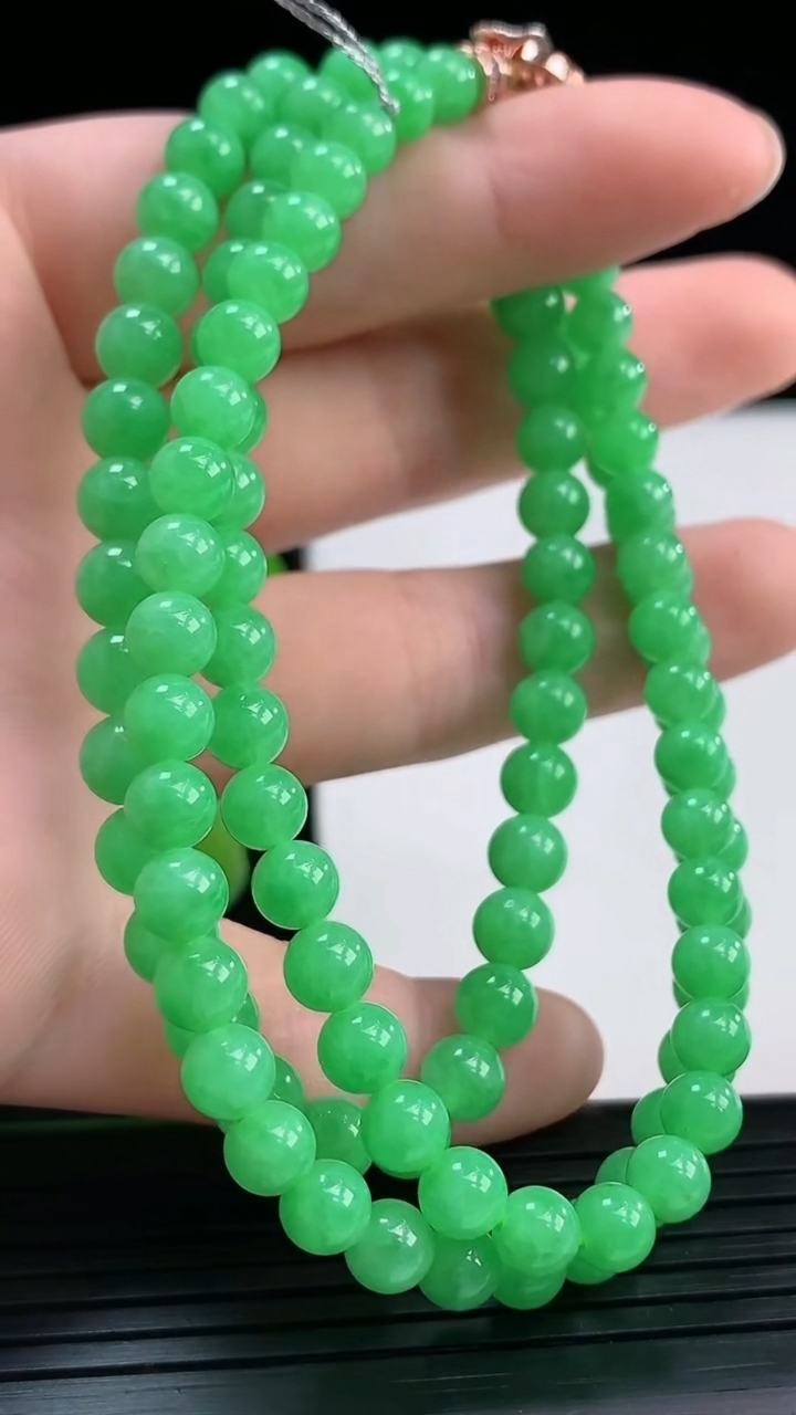 天然A货翡翠圆珠项链尺寸5.5-108颗重量:32.66g
4月4日