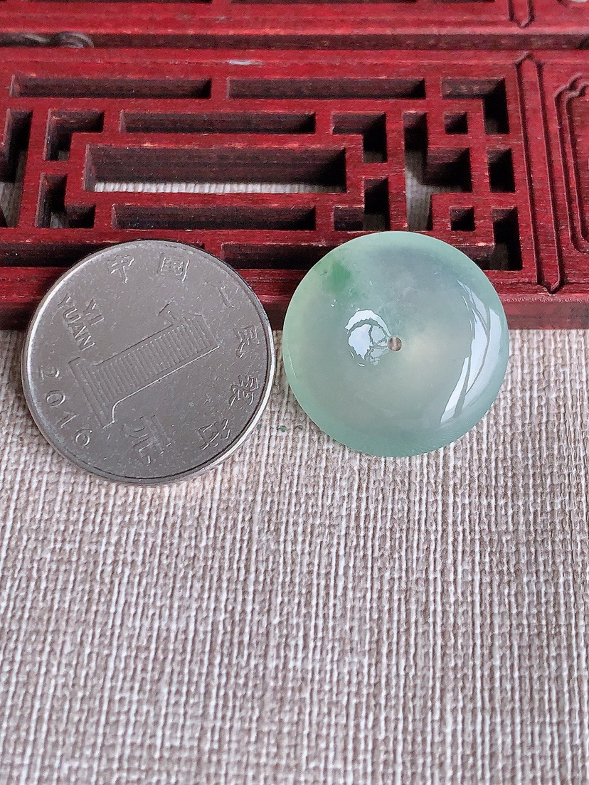 天然A货翡翠飘花平安扣吊坠 
尺寸22-5mm 重量5.04g 0404