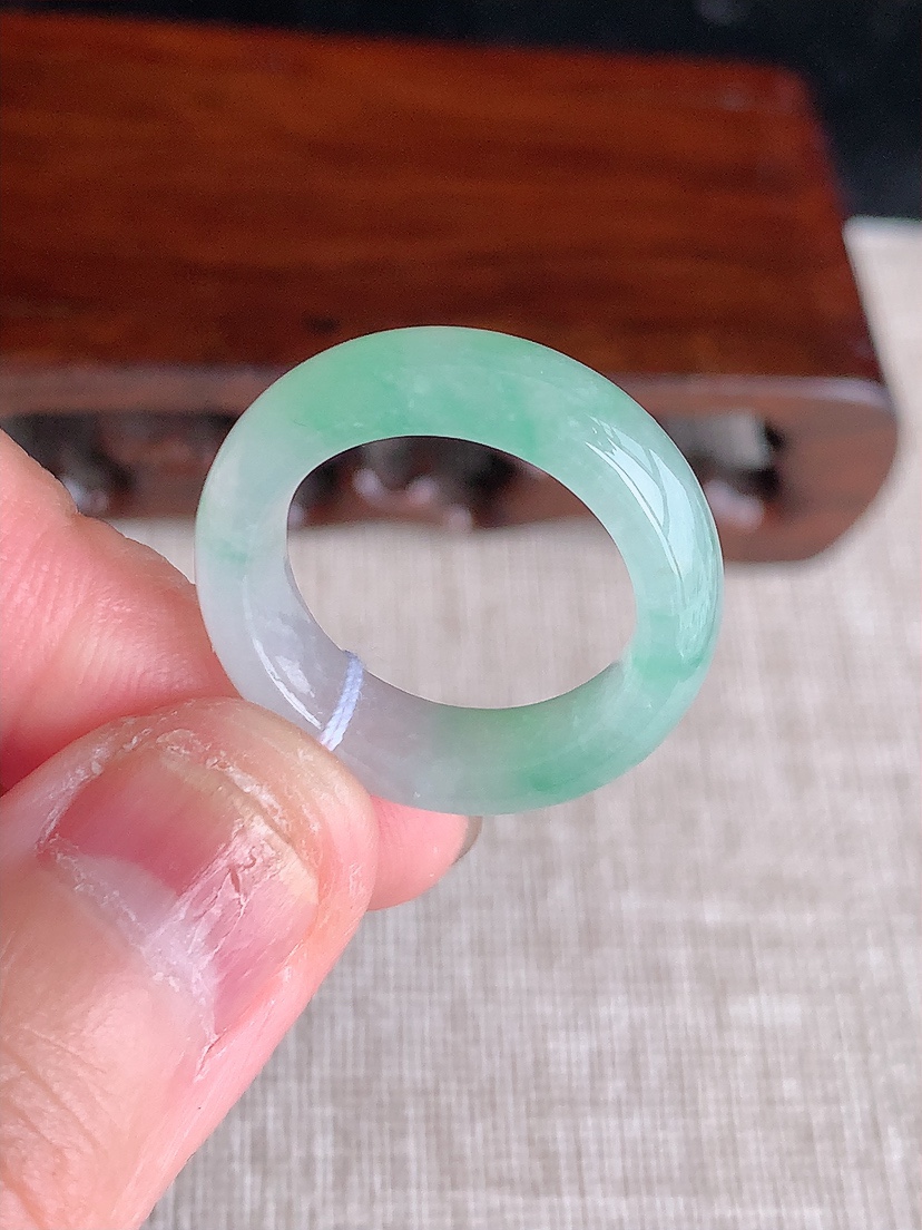 天然A货翡翠飘绿素面戒指 
尺寸17.2-6.5-3.8mm 重量4.46g 0404