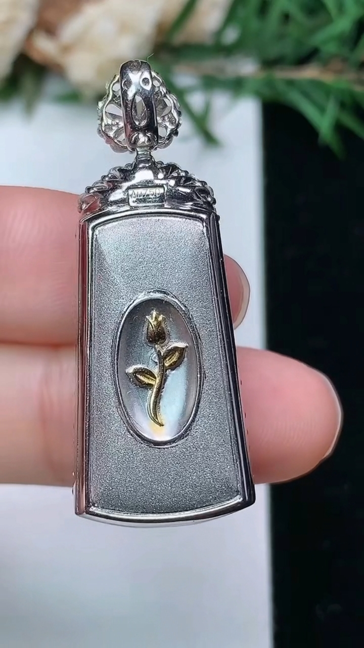 天然A货翡翠无事牌吊坠，尺寸37.5-14.4-9.5，裸石23.6-10，重量:8.02g
4月4日