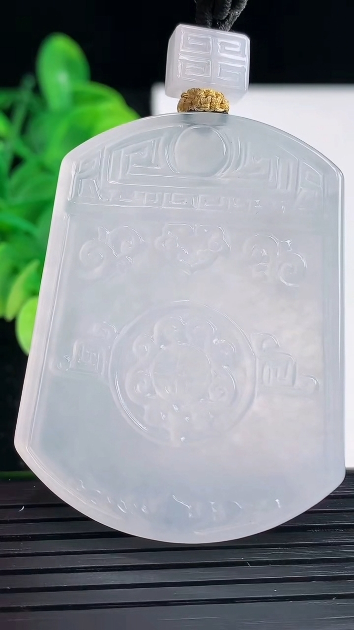 天然A货翡翠仿古无事牌吊坠尺寸52.4-40.2-4.9重量:34.62g
4月4日