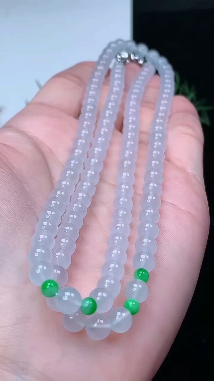 天然A货翡翠白冰圆珠项链，尺寸5.5-112颗，重量:34.20g4月4日
工厂直销收藏佳品,种好水