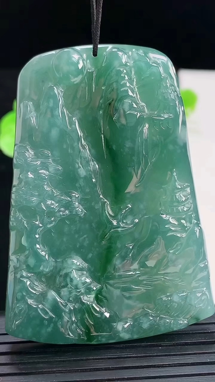 天然A货翡翠蓝水山水牌吊坠尺寸60.1-42.4-7重:40.46g 66
4月4日