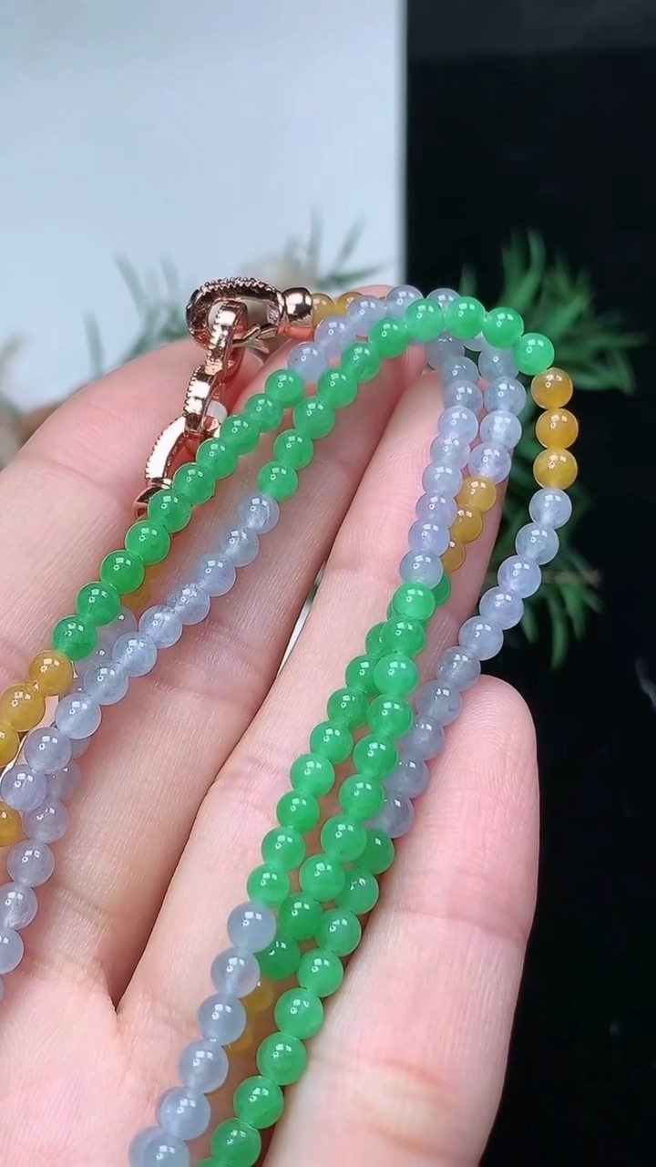 天然A货翡翠三彩小米珠项链，尺寸3.6-184颗，重量:14.15g
4月4日