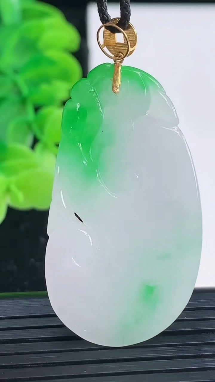 天然A货翡翠如意吊坠尺寸44-23.9-4.1重量:9.35g
4月4日