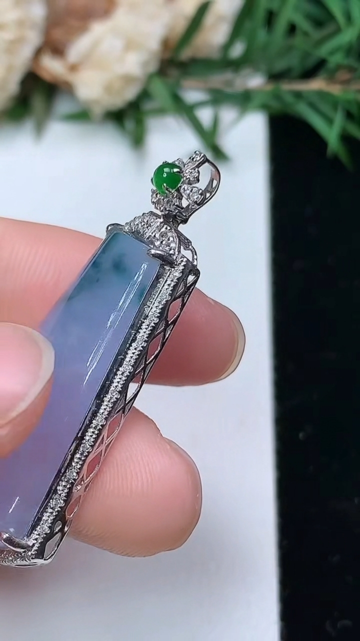 天然A货翡翠k金紫罗兰 飘花无事牌吊坠，尺寸39.7-17.4-7，裸石29-15
4月4日