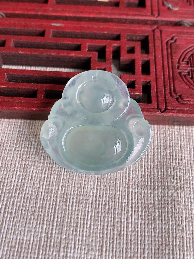 天然A货翡翠晴水佛公吊坠 
尺寸27.3-29.3-6mm 重量7.22g 0404