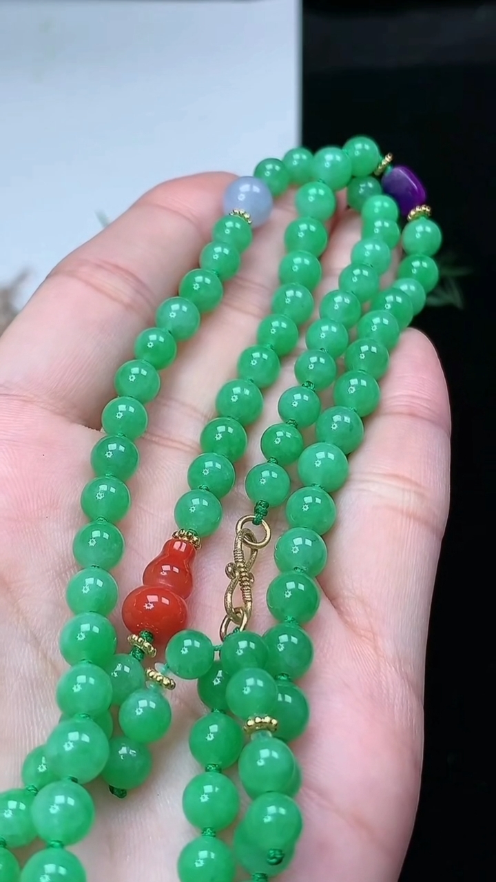 天然A货翡翠圆珠项链，尺寸6-81颗，重量:30.38g4月4日
工厂直销收藏佳品,种好水足，色泽均匀，有种有色，上手高大气！